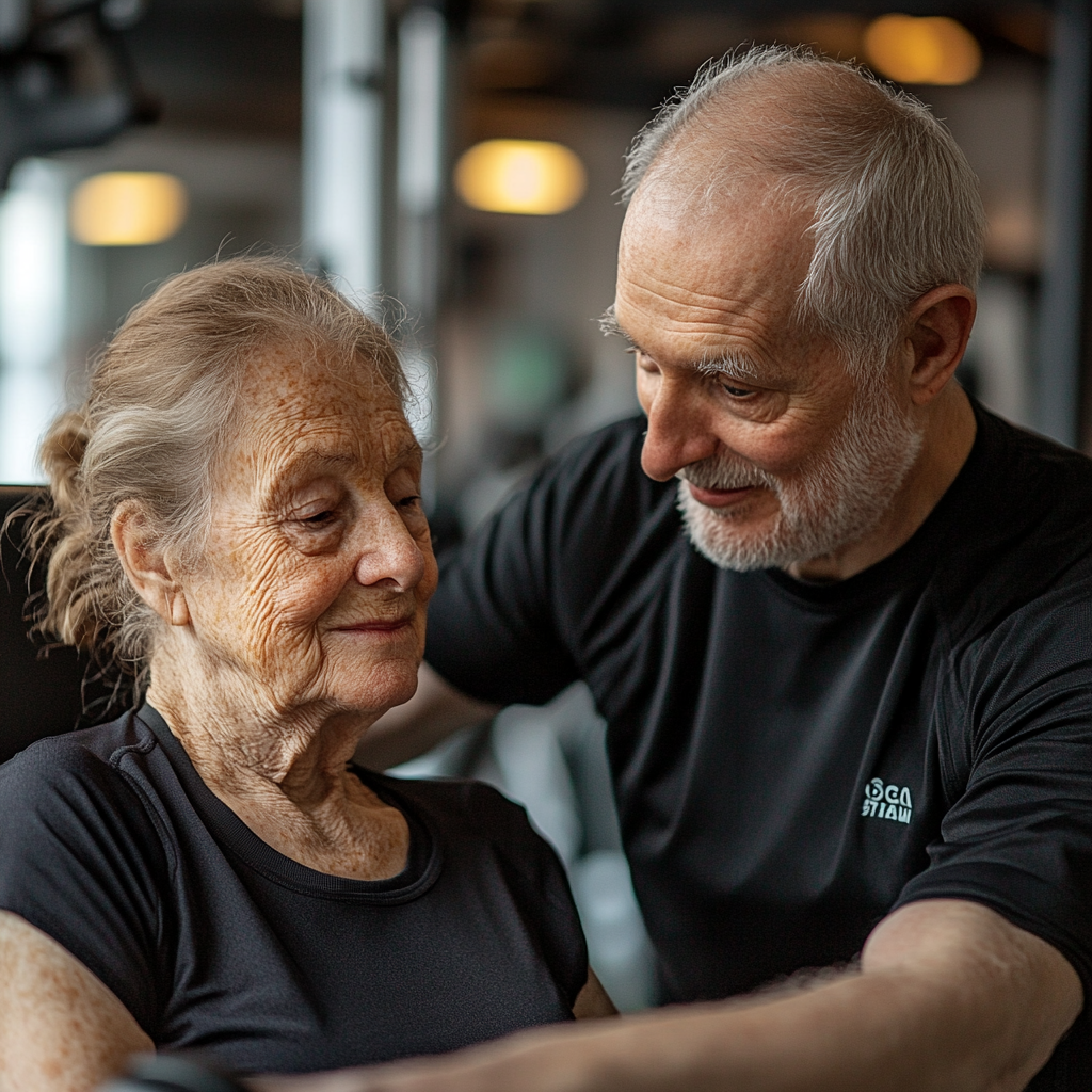 Персональний тренер працює з клієнтом у спортивному залі